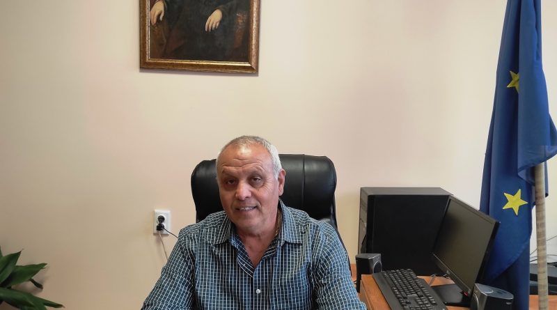 Зия Алиманов е замислил идеята, за да има повече мнения и поставяне откровено на наболели проблеми в голямото село в община Полски Тръмбеш...