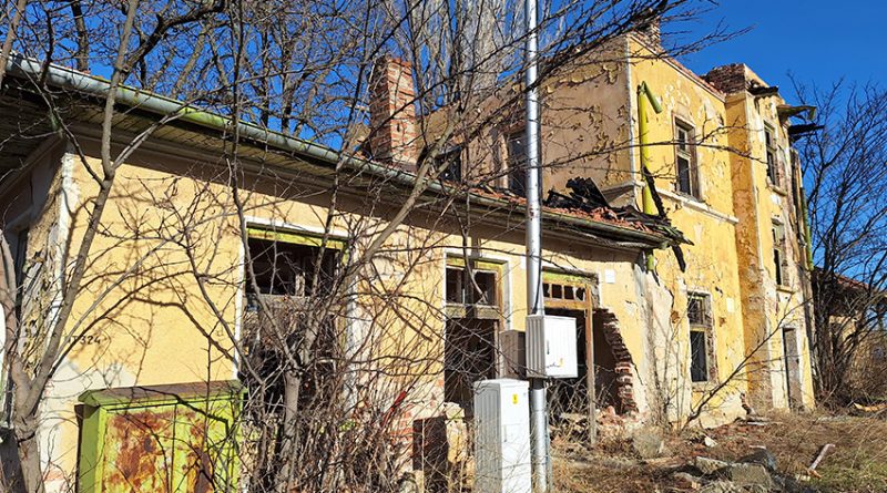 С писмо до Национална компания „Железопътна инфраструктура“, кметът на Лясковец Васил Христов настоява да бъде обезопасена изоставената гара