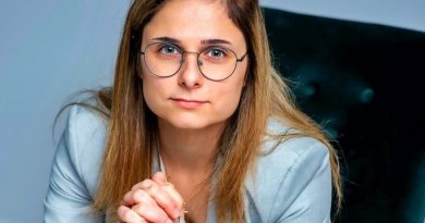 Младата и пълна с новаторски идеи Кристиана Чешмеджиева от Свищов създаде първия в България наръчник за работа с изкуствен интелект...