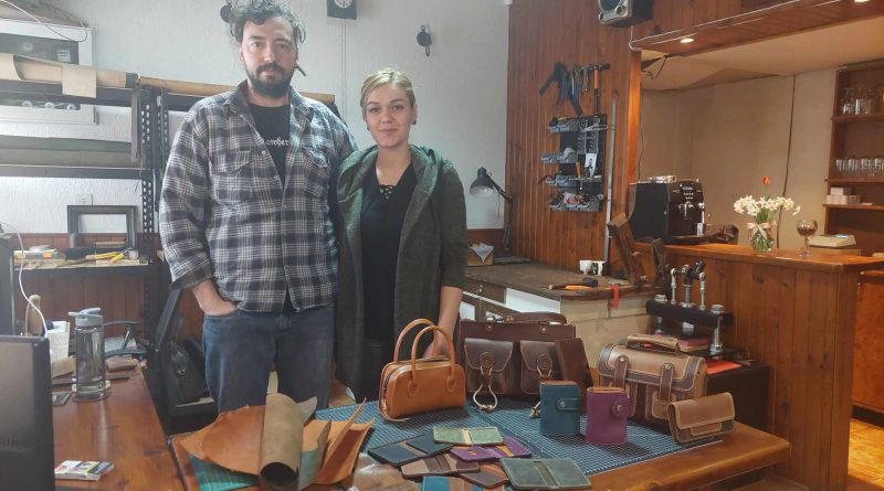 ПРЕДИ ГОДИНА И ПОЛОВИНА СЕМРА И ТОЛГА СУНАЛЪ СЕ УСТАНОВЯВАТ В КИЛИФАРЕВО, ЗАГЪРБВАЙКИ ПРОСПЕРИРАЩАТА СИ РАБОТИЛНИЦА ЗА КОЖАРСКИ...