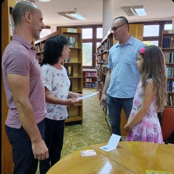 Търновското сдружение „Движение на просветителите“ дарява пощенски марки от лимитирана серия на библиотеки