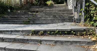 Основната пешеходна връзка между центъра и три жилищни района е опасна за преминаване, сигнализираха граждани