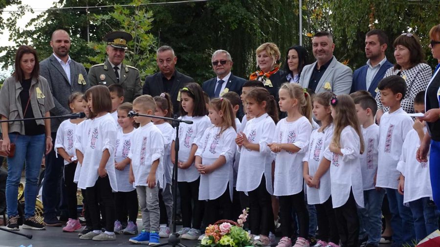 Debelets Дебелец стана на 50 г., вградиха капсула на времето със снимка и брой ...