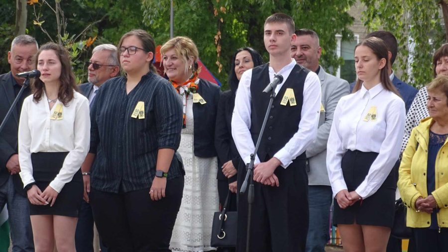 Debelets Дебелец стана на 50 г., вградиха капсула на времето със снимка и брой ...