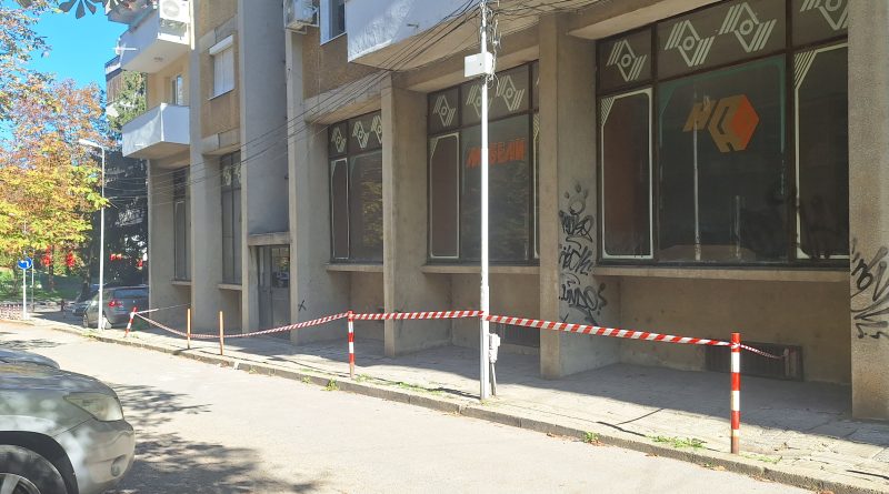 Археоложка обезопасила отломки от блок с ленти от стари разкопки