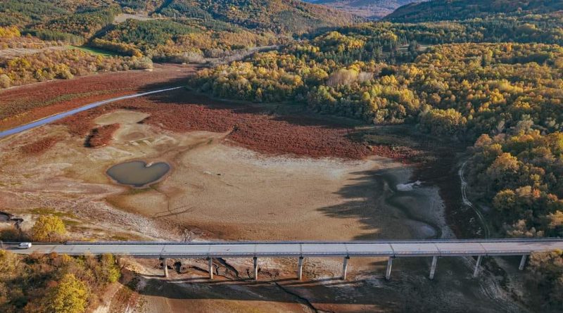 „Йовковци“ продължава да спада, два милиона кубика вода изчезнаха само за месец