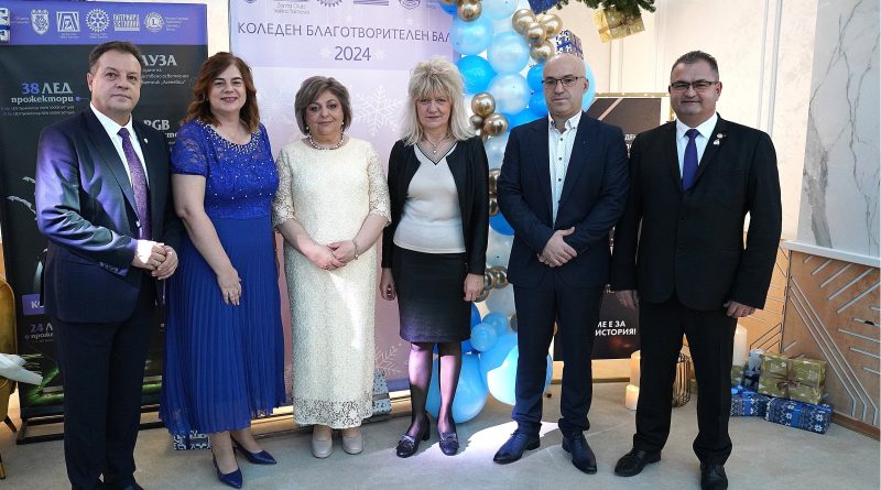 Коледният благотворителен бал