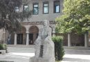 Ела в библиотеката с приятели