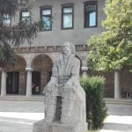 Ела в библиотеката с приятели