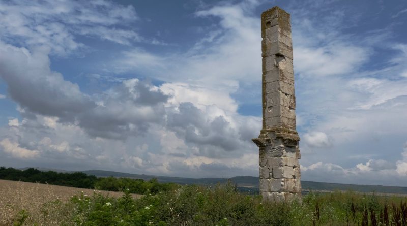 Лесичери стълб