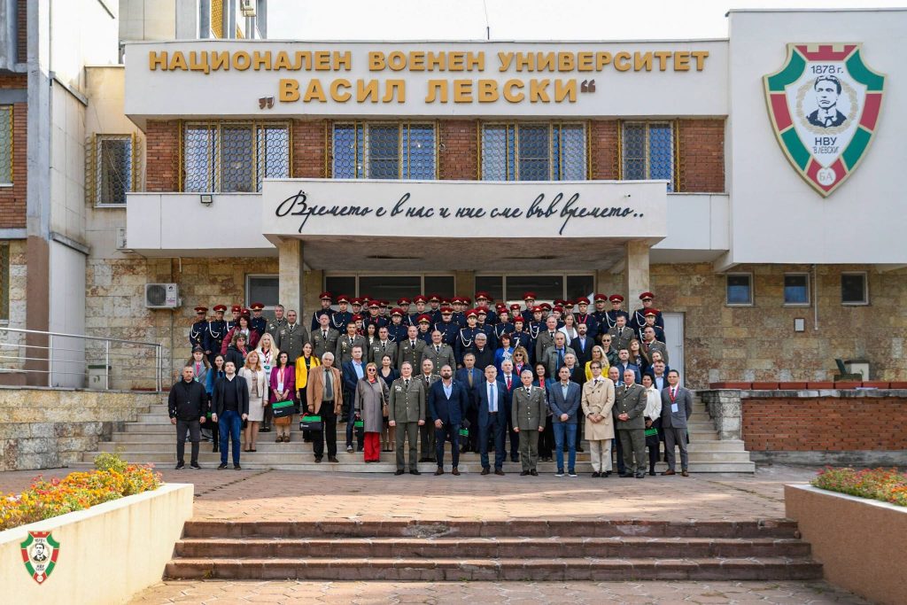 150 участници